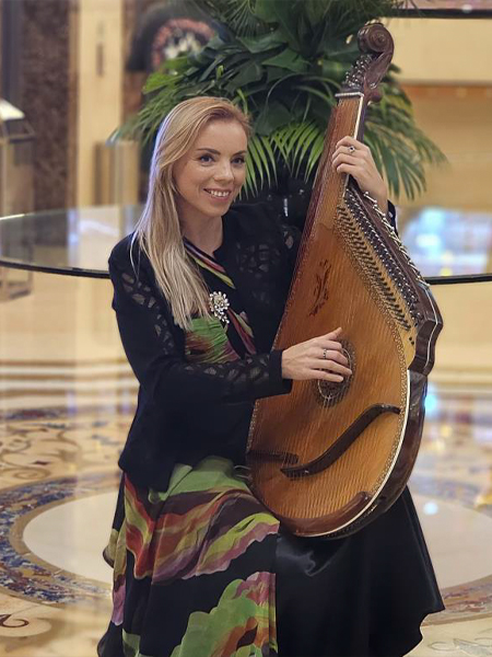 Harp bandura player